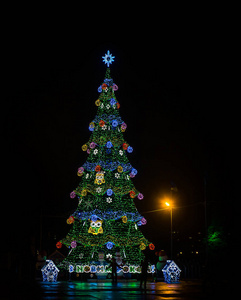 金圣诞背景的消除聚焦灯带装饰树
