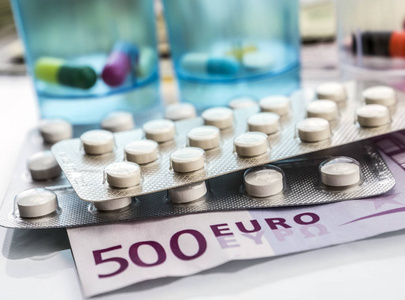 一些水泡白色药丸在门票上500欧元的概念图像科普德健康
