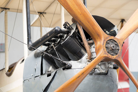 老式战斗机的木质螺旋桨照片