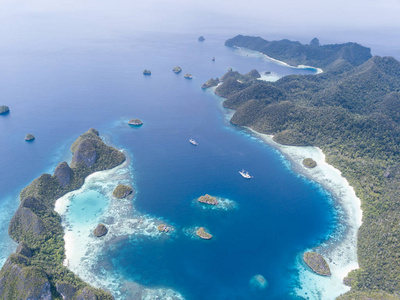 威拉格拉贾安帕特华丽的石灰岩岛屿被健康的浅礁包围。 印度尼西亚东部的这个偏远地区由于其海洋生物多样性而被称为珊瑚三角形的中心