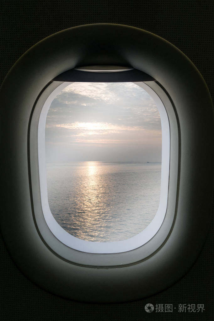 飞机与旅游目的地吸引力的窗口照片-正版商用图片10r3f7-摄图新视界