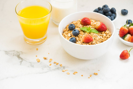 健康早餐套餐燕麦片蓝莓草莓黑咖啡牛奶和橙汁
