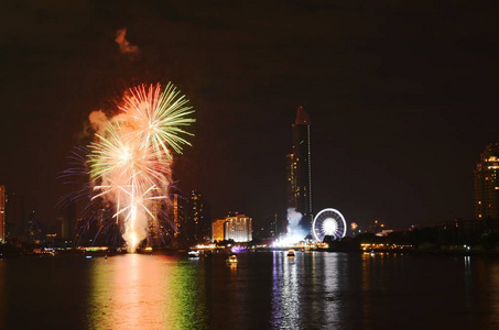 新年庆祝烟花在河在泰国