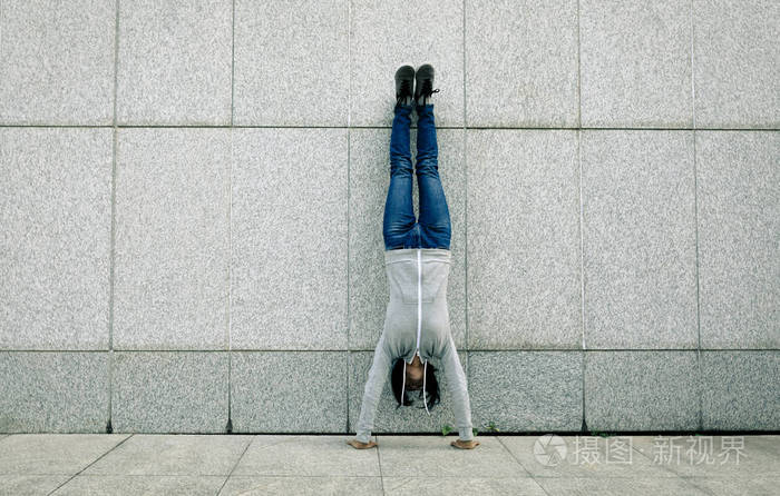 女臀部靠墙做倒立