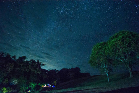 星在晚上在树之上, Samer 道在 Si 南国家