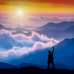 登山者.游客们在洛基坐骑上徒步旅行.