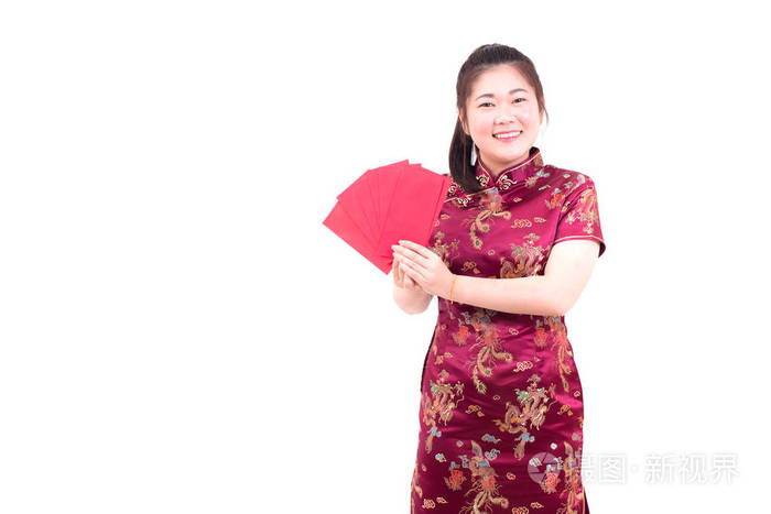 美丽的亚洲女人穿着白色背景的旗袍。过年时捧着红包微笑