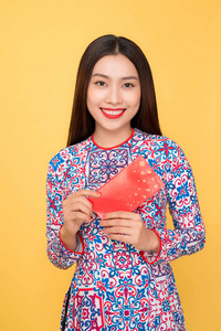 越南妇女传统节日服装敖戴拿着红钱口袋。