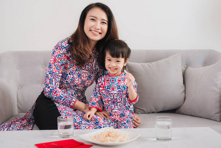 越南的母亲和女儿在家庆祝新年。 泰特假日。