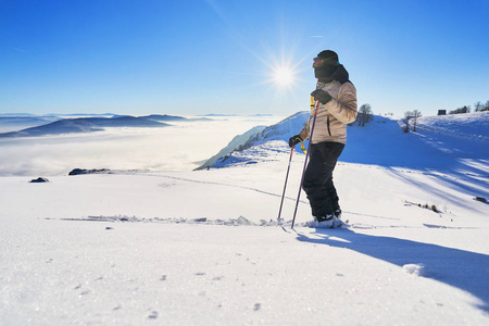 滑雪巡回赛男子在瑞士阿尔卑斯山日出时到达山顶。