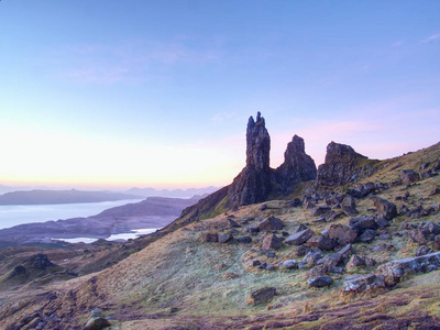 著名的暴露的岩石 Storr, 北山在斯凯岛的老人