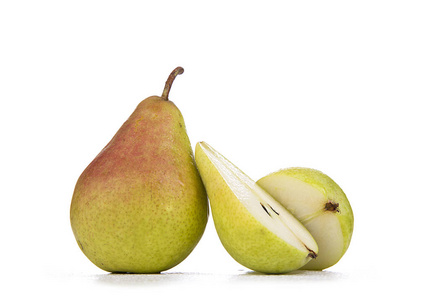 黄色巴特利特成熟的威廉斯梨,在白色背景上孤立照片