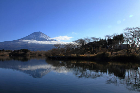 MT的倒置图像。 富士山观塔努基湖静冈日本