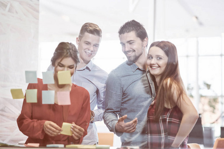 公司的人事关系图片