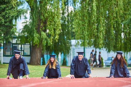 教育毕业和人的概念小组快乐的国际学生在灰泥板和学士学位礼服与文凭