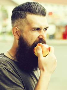 有胡子的人吃苹果