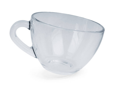 清洁玻璃茶杯在反射地面上, 与白色隔离