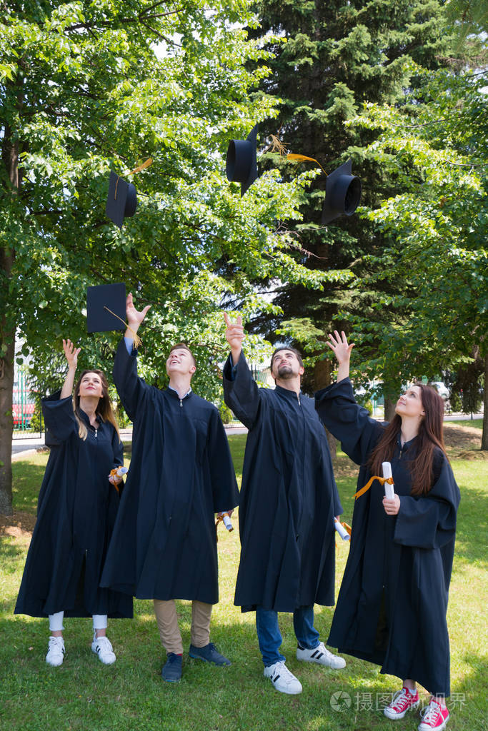 毕业和人的概念小组快乐的国际学生在灰泥板和学士学位礼服与文凭照片