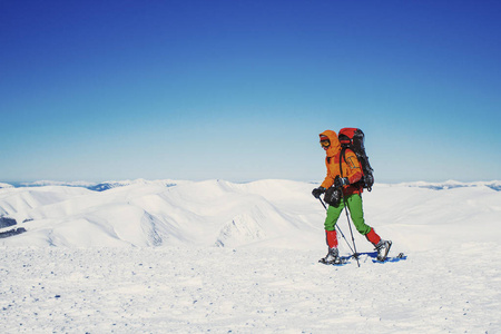 雪步行者奔跑在粉雪与美丽的日出李