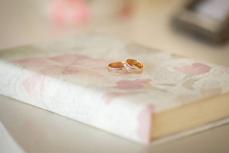 一本书上的两个结婚戒指。婚礼详情