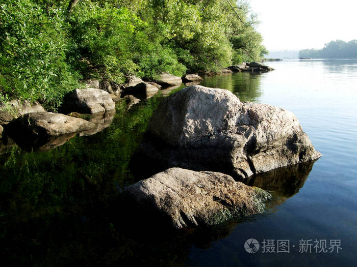 岸边水中的石头和石头