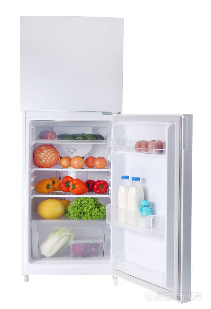 在白色背景下打开冰箱充满食物