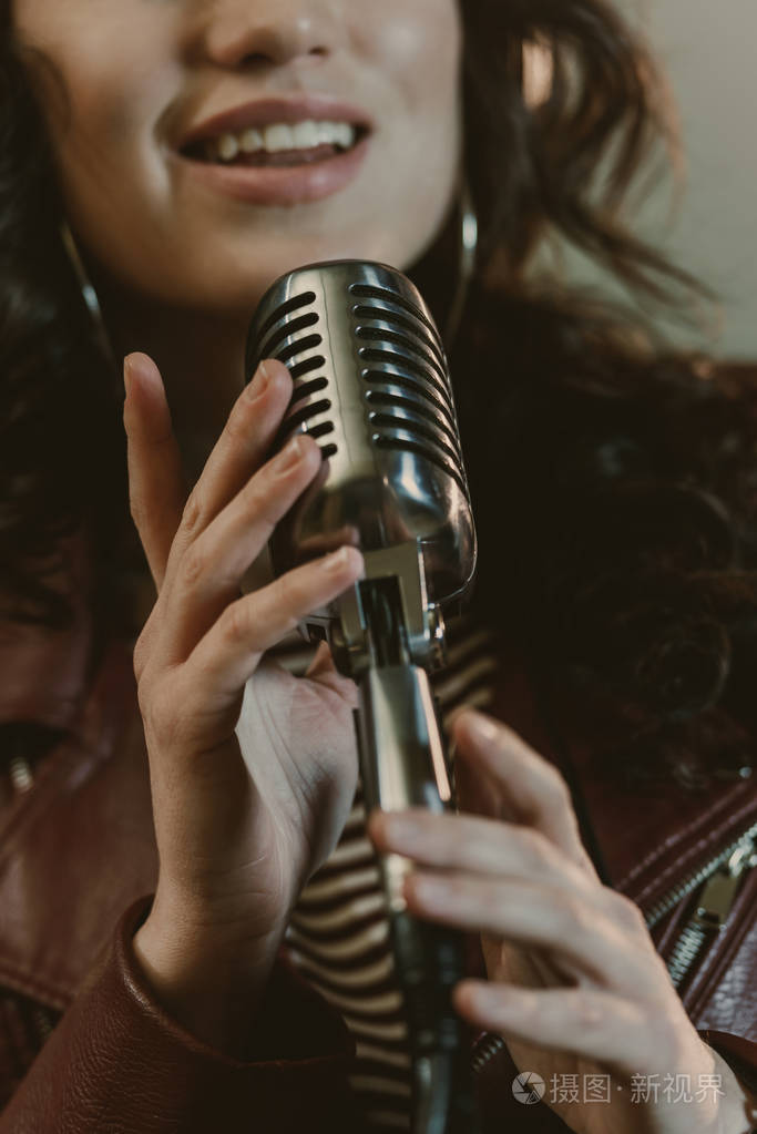 女歌手用老式麦克风演唱歌曲
