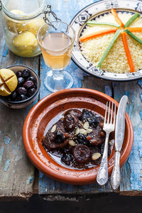 传统的摩洛哥菜 牛肉 tajine, 蒸粗麦, 橄榄和咸柠檬。乡村风格