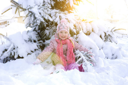 一个女孩的画像在冬天与太阳在毛皮帽子