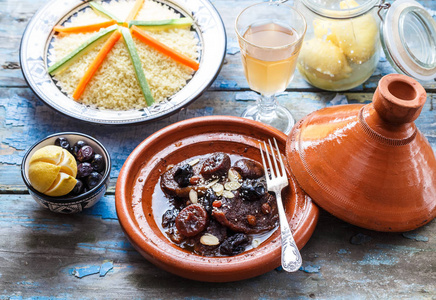 传统的摩洛哥 tajine 牛肉, 李子和杏仁, 近观