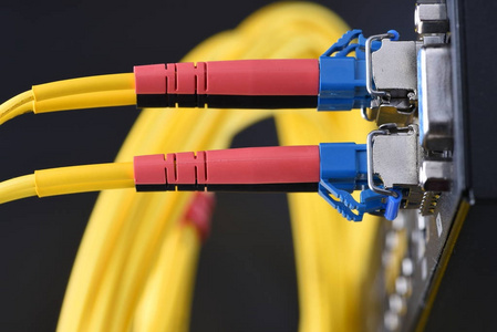 互联网网络技术光纤电缆连接到数据中心交换机,关闭照片