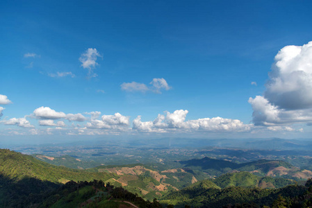 蓝色的天空，在山