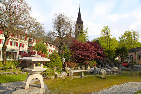 美丽的风景与日本花园和旧天主教教堂在瑞士因特拉
