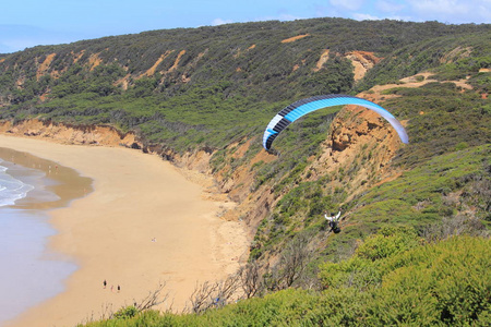澳大利亚海滩上的跳伞者