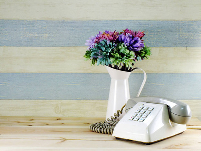 复古电话家庭装饰室内鲜花花束。