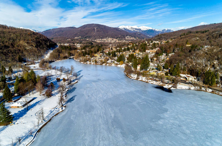 意大利瓦雷西省冰冻湖Ghirla冬季景观鸟瞰。