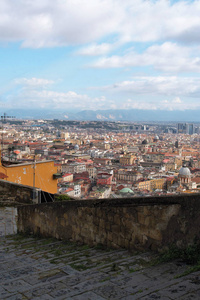 从那不勒斯市的旧楼梯上俯瞰那不勒斯市，被称为联合国教科文组织世界遗产。