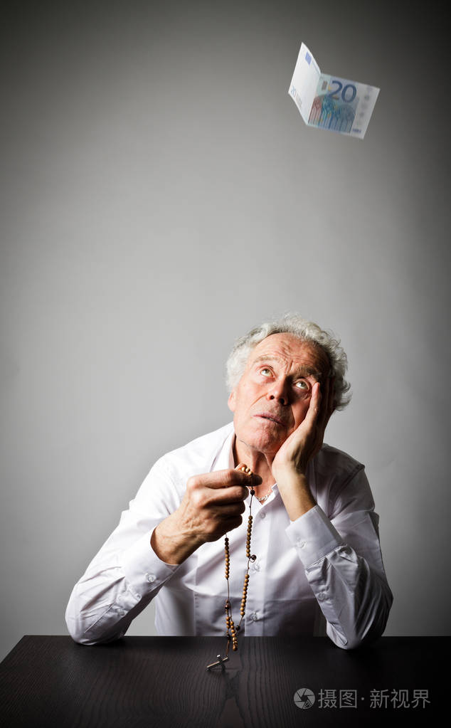老人在祈祷念珠.下跌二十欧元