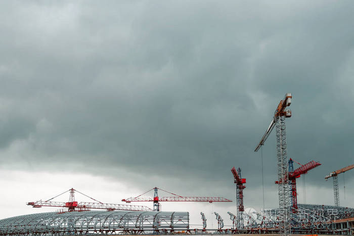 起重机未完成的高层建筑和蓝天背景脚手架现代土木工程当代城市景观