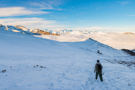 徒步旅行在阿尔卑斯山的雪地上。后视, 冬的生活方式, 冰冷的感觉, 雄伟的山水