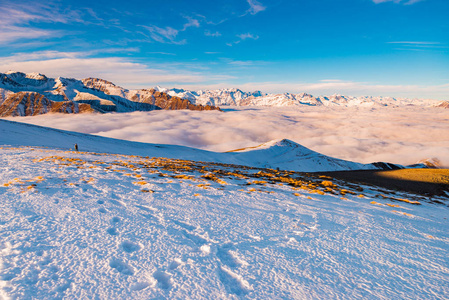 徒步旅行在阿尔卑斯山的雪地上。后视, 冬的生活方式, 冰冷的感觉, 雄伟的山水