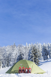 在山中徒步旅行背包与雪的冬天，