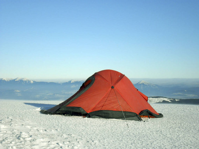 在山中徒步旅行背包与雪的冬天，