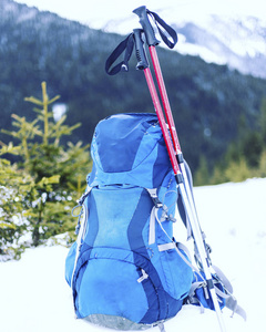 在山中徒步旅行背包与雪的冬天，