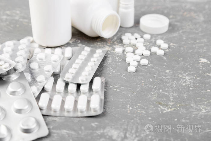 药丸在水泡包装.片剂和瓶子