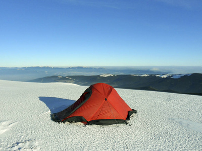 在山中徒步旅行背包与雪的冬天，