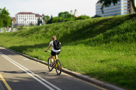 在铁人三项比赛中以最快的速度快速地影子一个骑自行车的人.照片