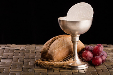基督教圣餐的组成在桌子上照片