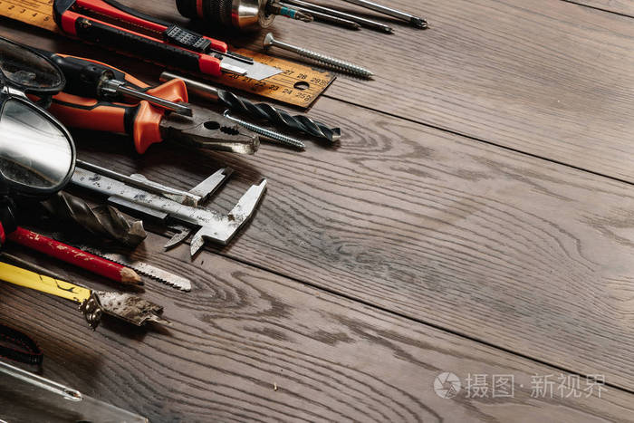 棕色木制背景上的建筑工具. 从上面看. 图片背景屏保.