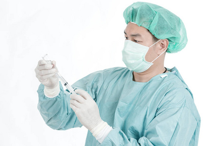 专业的医疗职业理念。 中国外科医生在40年代中期用口罩发帽手套外科医生布隔离成白色。 看着注射器。